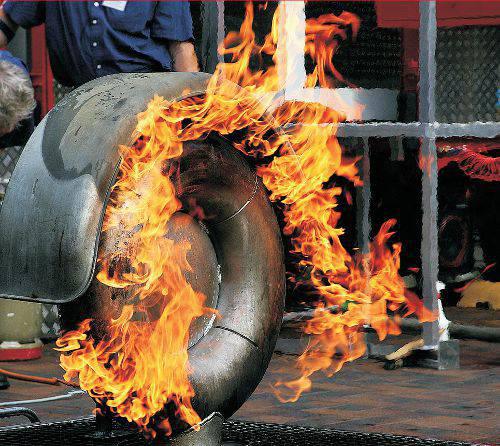 Brennender Reifen - Brandschutz Seminar